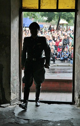 Czy tłum na zewnątrz tak samo widzi złowieszczą, mroczną postać wkraczająca w ich świat?