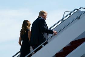 Donald Trump z żoną Melanią w drodze do Dayton i El Paso, gdzie w ostatnich dniach doszło do masowych strzelanin.