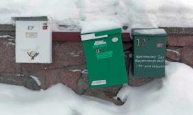 Skrzynki pocztowe w dwujęzycznym miasteczku
