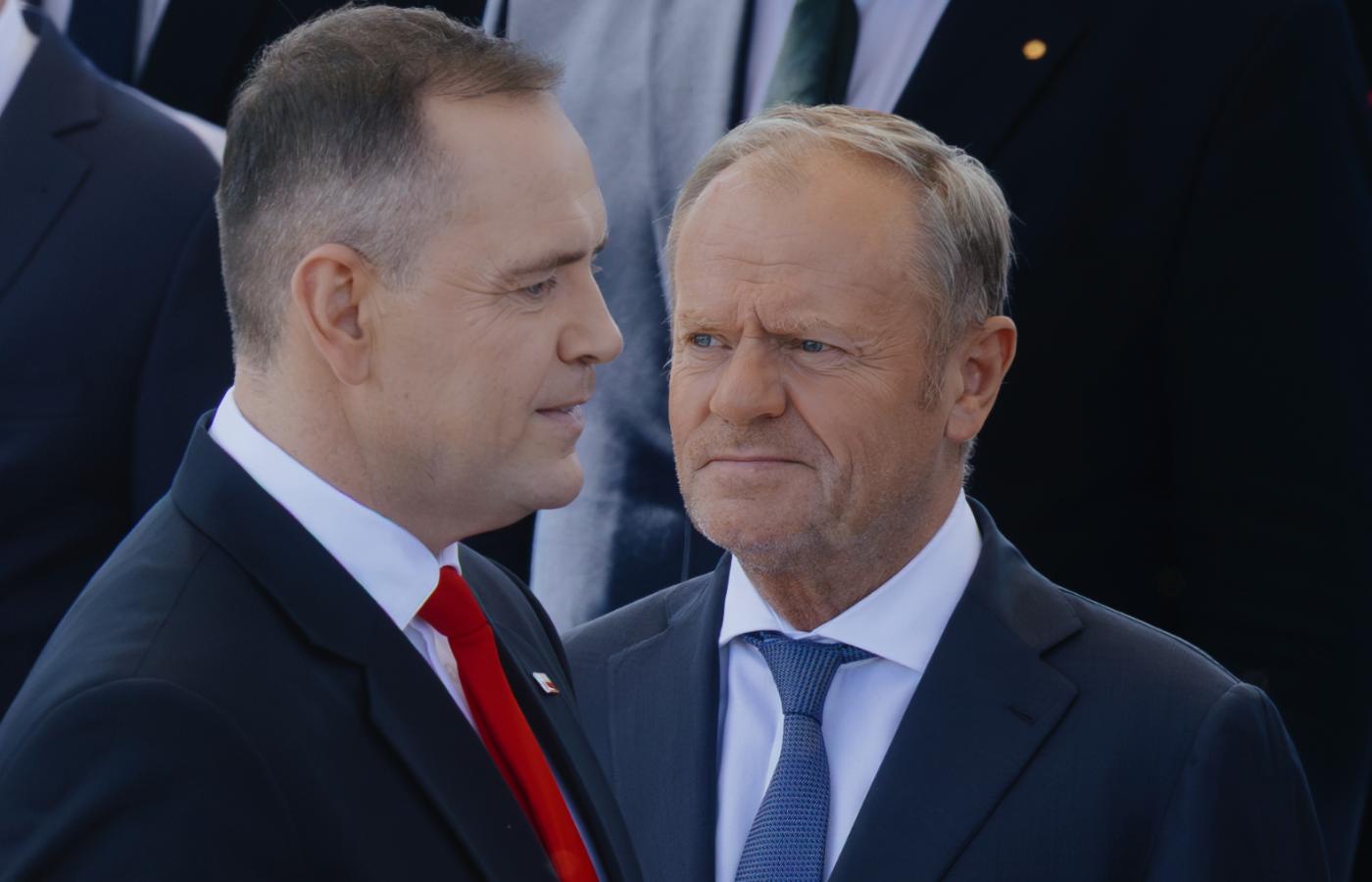 Wysuwając własną inicjatywę na niecałe dwa tygodnie przed terminem na podpis lub weto (20 marca), Nawrocki eskaluje starcie i usiłuje ustawić rząd w narożniku przed zadaniem ostatecznego ciosu. Na zdjęciu prezydent Nawrocki i premier Tusk podczas defilady wojskowej 15 sierpnia 2025 r.