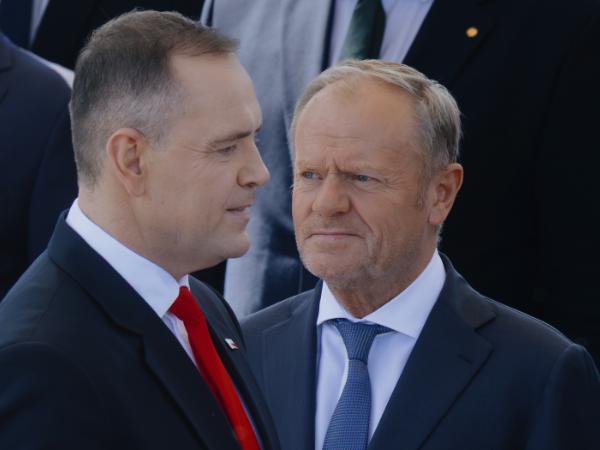 Wysuwając własną inicjatywę na niecałe dwa tygodnie przed terminem na podpis lub weto (20 marca), Nawrocki eskaluje starcie i usiłuje ustawić rząd w narożniku przed zadaniem ostatecznego ciosu. Na zdjęciu prezydent Nawrocki i premier Tusk podczas defilady wojskowej 15 sierpnia 2025 r.