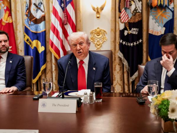 Wszędzie w tym dokumencie, także w sekcjach poświęconych Chinom czy Bliskiemu Wschodowi, widać odciski palców wiceprezydenta JD Vance’a. I być może właśnie to powinno być największym powodem do niepokoju w europejskich stolicach. Zdjęcie z 14 października 2025 r.