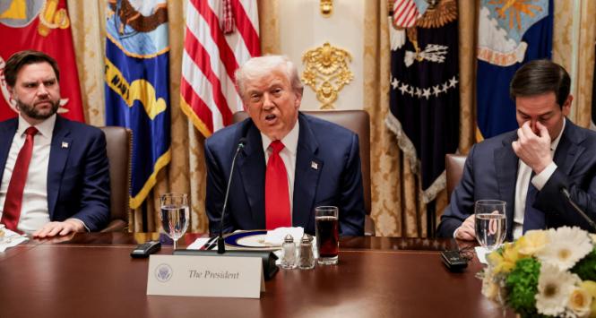 Wszędzie w tym dokumencie, także w sekcjach poświęconych Chinom czy Bliskiemu Wschodowi, widać odciski palców wiceprezydenta JD Vance’a. I być może właśnie to powinno być największym powodem do niepokoju w europejskich stolicach. Zdjęcie z 14 października 2025 r.