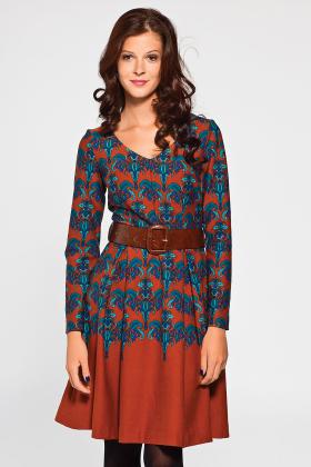 Sukienka Echo w stylu lat 50. Mocno zaakcentowana paskiem talia i rozkloszowany dół komponują się z tkaniną w klimacie retro, www.answear.com. Cena: 339 zł.