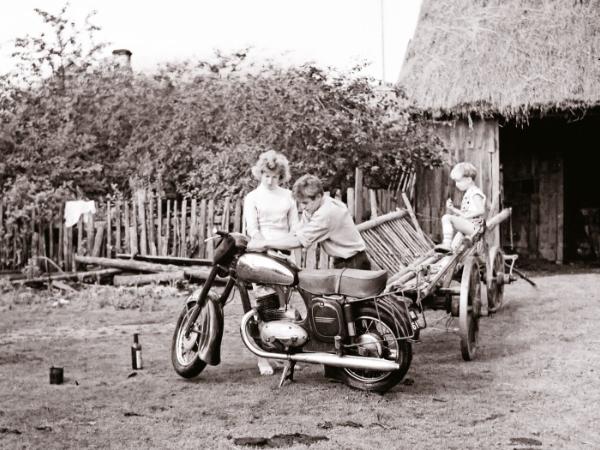 Rodzina przy motocyklu Jawa 250, Wigry, 1960 r.