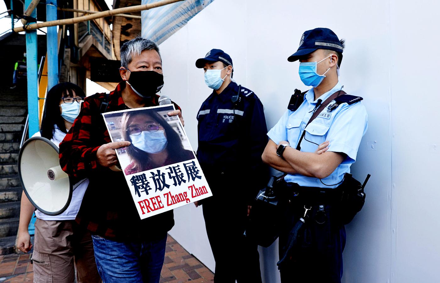 Szanghajski sąd skazał 37-letnią dziennikarkę obywatelską Zhang Zhan na cztery lata pozbawienia wolności. Zhang informowała o początkach epidemii SARS-CoV-2 w Wuhanie.