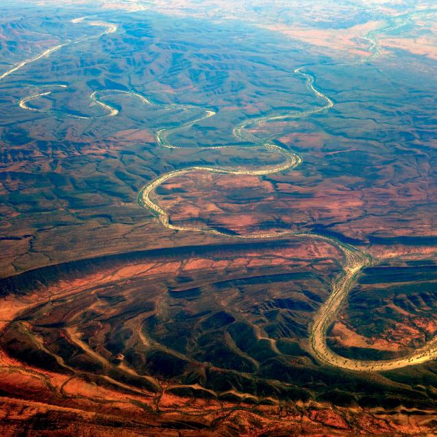 Finke River, przepływająca przez Góry Macdonnella w środku Australii, jest uważana za najstarszą rzekę na Ziemi. Jej meandry mogą liczyć nawet 300 mln lat.