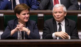 PiS będzie dawał do zrozumienia, że występuje w żywotnym interesie całego narodu, a brak większości w społeczeństwie sztukował autorytetem władzy i jej formalnymi możliwościami.