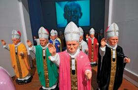 Dzieło „Santo Subito” Petera Fussa – kiczowate figurki Jana Pawła II.
