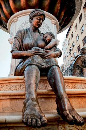 Plac Powstania Karposza, pomnik Olimpias.