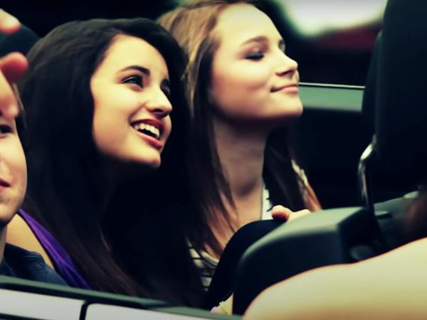 Kadr z teledysku „Friday”