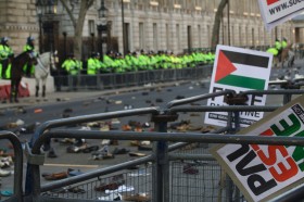 W Wielkiej Brytanii wzrost antysemityzmu - zdaniem sir Burnsa - ma związek z wydarzeniami na Bliskim Wschodzie, ze sporem arabsko-palestyńsko-izraelskim. Na fot. propalestyńska demonstracja w Londynie w 2009 r.