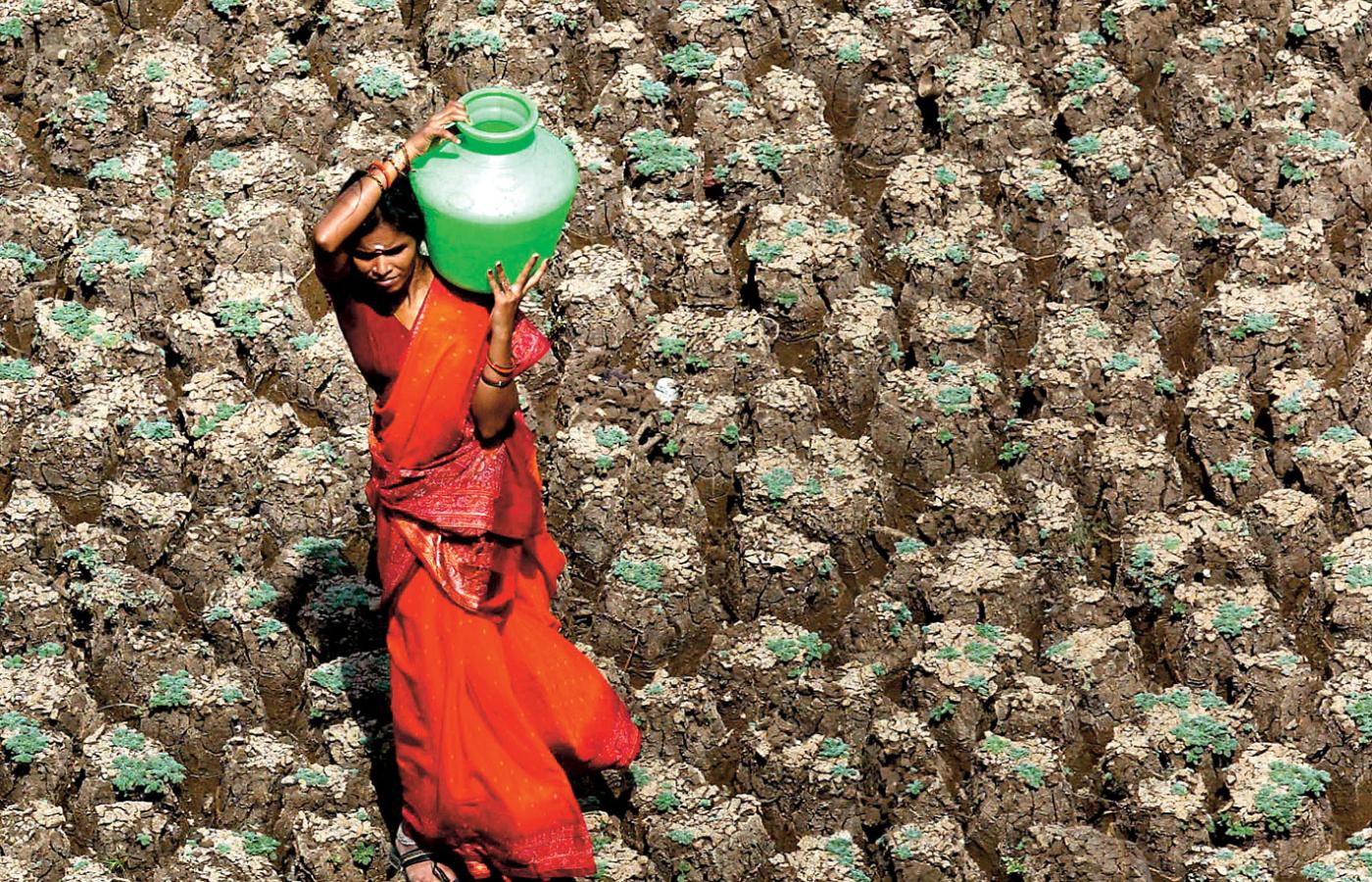 Kobieta niosąca dzbanek z wodą w miejscowości Hajdarabad, stolicy stanu Andhra Pradesh.