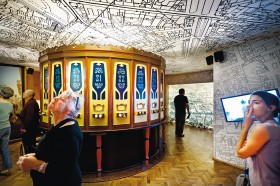 Muzealny fotoplastikon. Idylliczne sceny z przedwojennego Krakowa szokująco kontrastują z tymi z czasów okupacji.