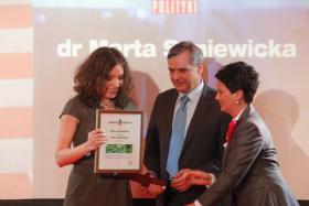 dr Marta Soniewicka odbiera portfel z czekiem i dyplom