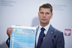Minister Edukacji Narodowej Dariusz Piontkowski prezentuje zasady bezpieczeństwa przed powrotem dzieci do szkół i placówek oświatowych.
