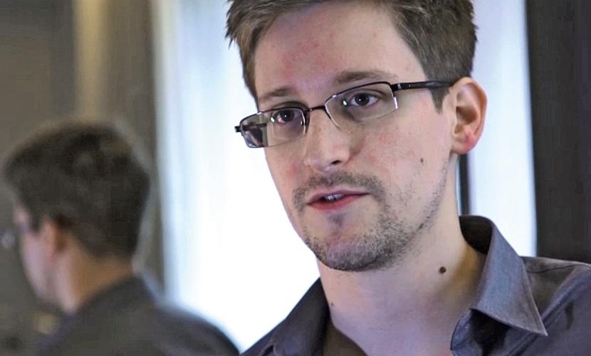 Edward Snowden ukrywa się gdzieś w Honkongu.