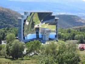 Piec solarny w Odeillo we francuskich Pirenejach. W jego ogniskowej temperatura osiąga nawet 3 tys. stopni. Jest wykorzystywana do produkcji energii elektrycznej, topienia metali i produkcji wodoru.