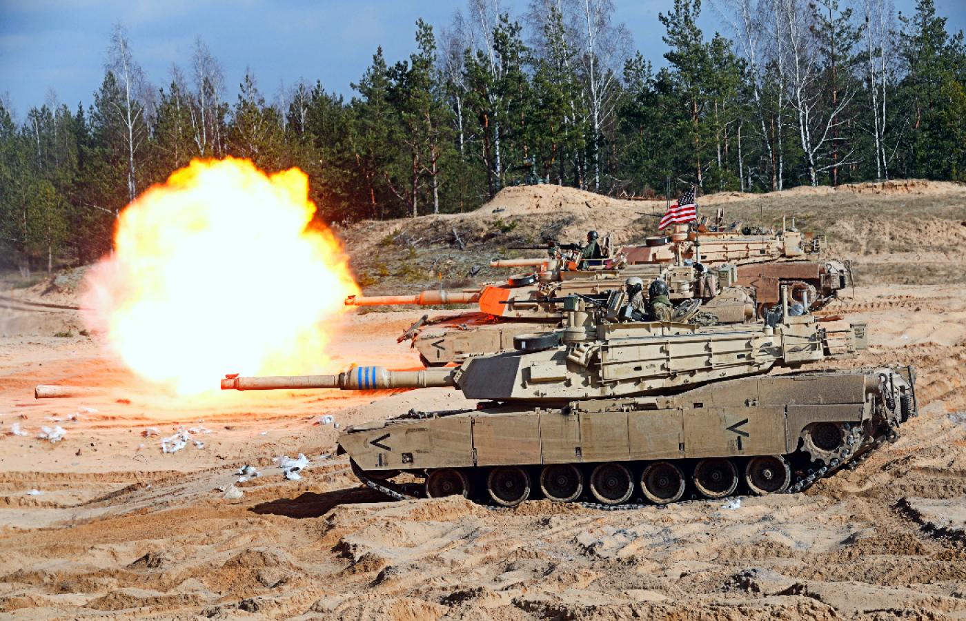Amerykańskie czołgi Abrams w czasie ćwiczeń Crystal Arrow