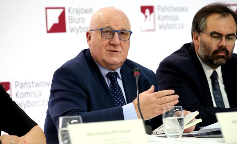 Szef PKW Sylwester Marciniak podczas konferecji prasowej.