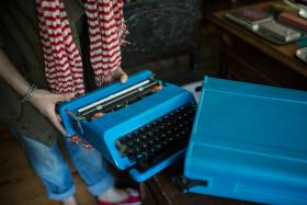 Najpiękniejsze opowiadania napisał w prostych zeszytach. Pytany, dlaczego nie pisze od razu na maszynie zdradzał, że jego myśli biegną inaczej, gdy trzyma w dłoni pióro. Jak mało kto szanował papier, wykorzystywał dosłownie każdy skrawek.