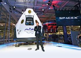Elon Musk przy nowym statku kosmicznym Dragon V2. Twórca PayPala jest też właścielem firmy Space X.