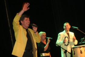 Bayer Full pozdrawia wszystkich Chińczyków! (Równie gorąco, jak Benedykt XVI „wsiśtkich Polaków”.)