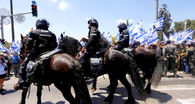 Policja konna w Jerozolimie podczas protestów, 11 lipca 2023 r.