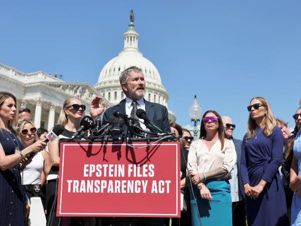 Republikański kongresmen Thomas Massie podczas konferencji prasowej dotyczącej ujawnienia akt Epsteina, wrzesień 2025 r.