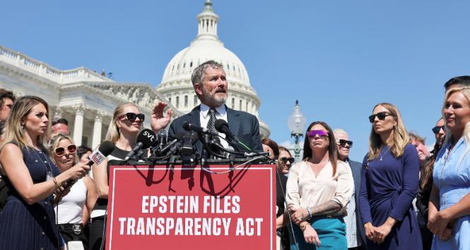 Republikański kongresmen Thomas Massie podczas konferencji prasowej dotyczącej ujawnienia akt Epsteina, wrzesień 2025 r.