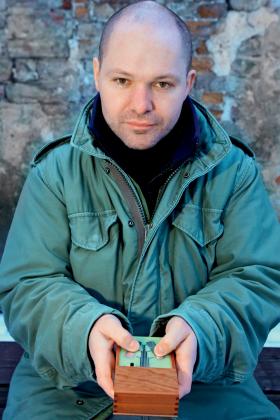 Marcin Dymiter rejestruje m.in. dźwięki terenów nadmorskich poza sezonem.