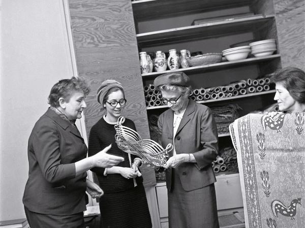 Małżonka premiera Szwecji Aina Erlander (po prawej) z wizytą w Instytucie Wzornictwa Przemysłowego, oprowadzana przez Wandę Telakowską (po lewej), 1967 r.