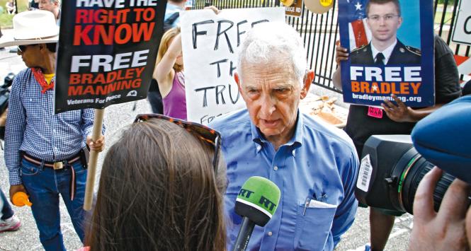 Daniel Ellsberg podczas demonstracji w obronie Bradleya Manninga, Fort Meade, czerwiec 2012 r.