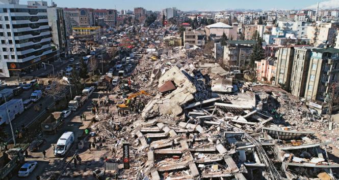 Sytuację w Turcji automatycznie odnoszono do tej nad Dnieprem. Cywilnych ofiar rosyjskiej agresji w Ukrainie jest niewiele mniej niż w bilansie trzęsienia z 6 lutego, co ilustruje skalę obu tragedii.