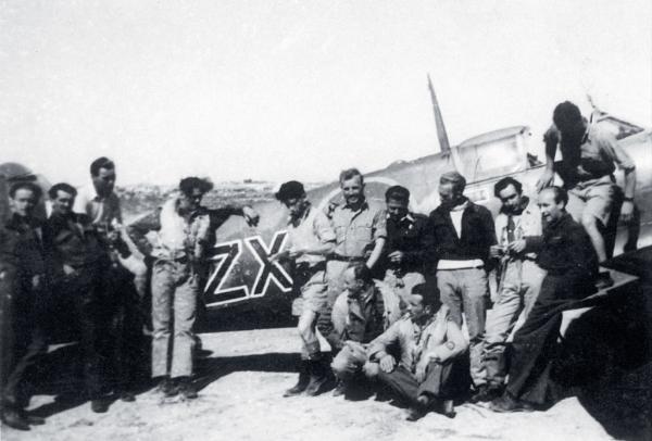 Piloci Cyrku Skalskiego. Od lewej stoją: Kazimierz Sporny, Ludwik Martel, Karol Pniak, Władysław Drecki, Eugeniusz Horbaczewski, Władysław Majchrzyk, Marcin Machowiak, Kazimierz Sztramko, Wacław Król, Stanisław Skalski, Mieczysław Popek; kucają: Jan Kowalski i Bronisław Malinowski. Zdjęcie zrobił Bohdan Arct, Tunezja, 1943 r.