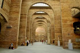 Mérida – Narodowe Muzeum Sztuki Rzymskiej. Utworzone w stolicy Estremadury muzeum ma w zbiorach bogatą kolekcję sztuki rzymskiej, uznawaną za najzasobniejszą na Półwyspie Iberyjskim. Znajdziemy tu zatem wszystko, co z prowincjonalnym Rzymem związane: rzeźby, mozaiki, monety, ceramikę, szkło, przedmioty codziennego użytku. Coraz obfitsza kolekcja wymagała godnej przestrzeni. Budynek zaprojektował więc człowiek, którego właśnie przestrzeń fascynuje – hiszpański architekt José Rafael Moneo.