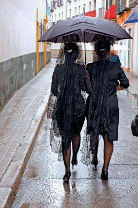 W Wielki Czwartek mieszkanki Sewilli noszą tradycyjne stroje - czarna suknia, na głowie mantylka.
