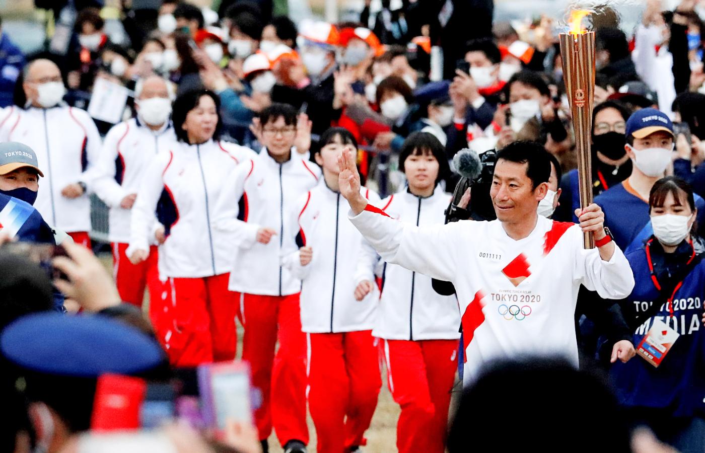 Yoshihide Muroya niesie ogień olimpijski przed igrzyskami w Tokio.