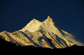 Manaslu o wschodzie słońca. Chociaż nie należy do najwyższych jest jednym z najtrudniejszych ośmiotysięczników. Zdobyty dopiero w 1956 r. Przez Polaków w 1984. W 2008 przez Kingę Baranowską. Wielu himalaistów oddało życie, próbując zdobyć ten szczyt.