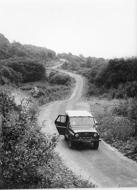 Takie leśne drogi, do dzisiaj służące między innymi turystom, powstawały za PRL w Bieszczadach.