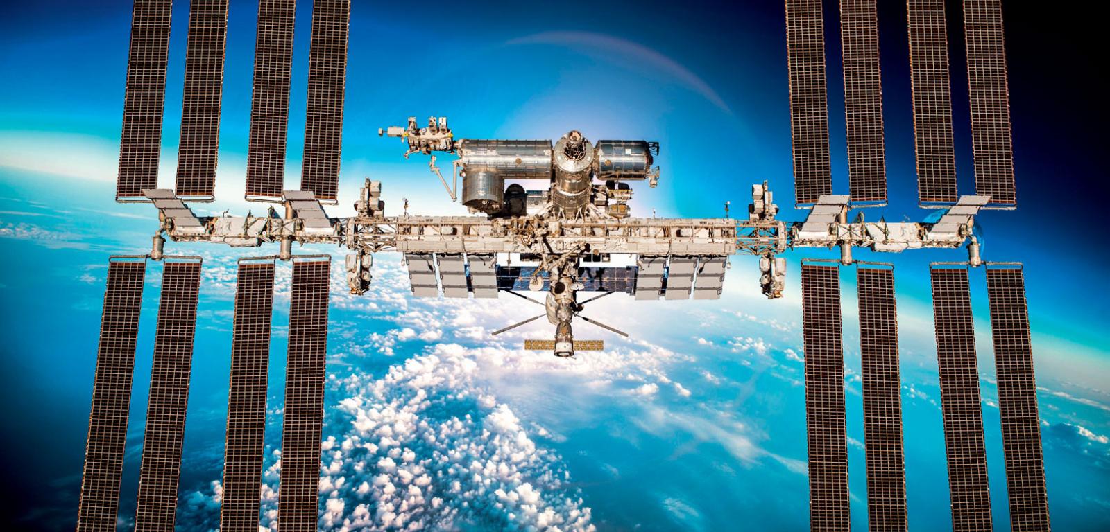 Międzynarodowa Stacja Kosmiczna (ISS) okrąża Ziemię co półtorej godziny na wysokości ok. 400 km.
