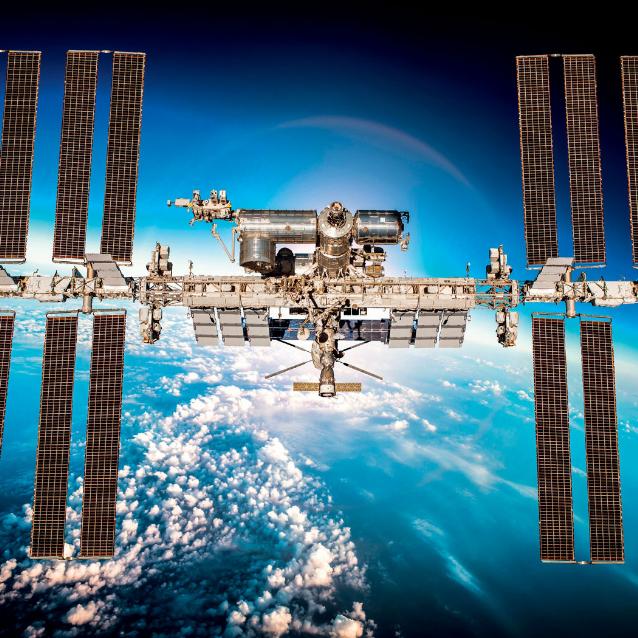 Międzynarodowa Stacja Kosmiczna (ISS) okrąża Ziemię co półtorej godziny na wysokości ok. 400 km.
