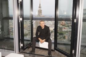 Robert Konieczny odpoczywa po odebraniu Nagrody, a widok Warszawy z wysokości 42. piętra naprawdę zapiera dech w piersiach.