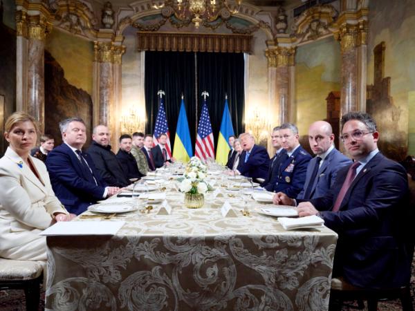 Prezydent USA Donald Trump i prezydent Ukrainy Wołodymyr Zełenski wraz z delegacją przed rozpoczęciem rozszerzonego spotkania dwustronnego w Mar-a-Lago, 28 grudnia 2025 r.