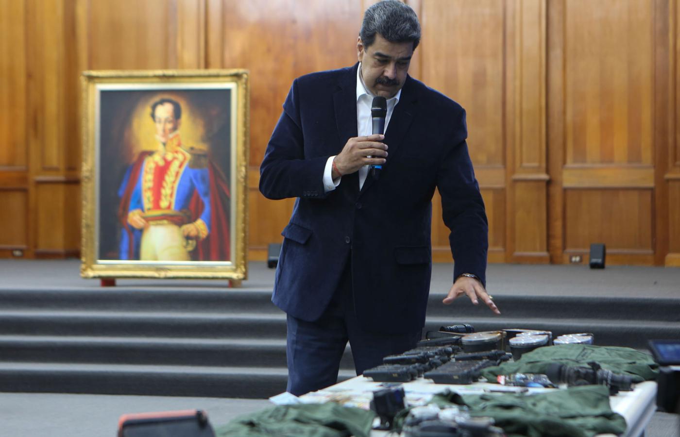 Prezydent Wenezueli Nicolas Maduro prezentuje sprzęt wojskowy znaleziony przy puczystach.