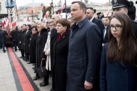 Kolejne sondaże potwierdzają kuriozalny paradoks: największym zaufaniem wśród polskich polityków cieszą się prezydent Duda i premier Szydło,a na dole tej tabeli są Jarosław Kaczyński i Antoni Macierewicz.