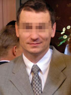 Brunon K., lat 45, chemik z tytułem doktorskim, wykładowca na Uniwersytecie Rolniczym w Krakowie, żonaty, ojciec dwojga dzieci.