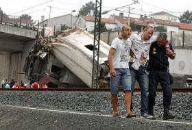 Ratowanie rannych po katastrofie pociągu w Santiago de Compostela w Hiszpanii, 24 lipca 2013 r.