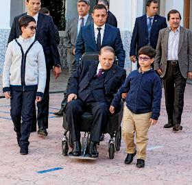 Prezydent Buteflika z rodziną w drodze na wybory. Po udarze w 2013 r. jest według Algierczyków niezdolny do pełnienia funkcji.