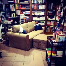 Książka dla Ciebie, Sopot, ul. Jana Jerzego Haffnera 61. Dlaczego warto prowadzić księgarnię kameralną?Bo księgarz jest jak przewodnik po muzeum, często odkrywający przed Czytelnikiem mniej znane arcydzieła... bo trzeba walczyć, nie możemy się tak po prostu poddać w obliczu zalewającej nas nijakości, kochamy książki i pamiętamy czasy, kiedy dobra książka była czymś ważnym. A przecież Autorzy i ich książki oraz Czytelnicy właśnie w takich niezależnych miejscach istnieją najbardziej, w ten namacalny i bliski sposób, zbliżający kulturę do nurtu codziennego życia, który niepostrzeżenie, ale coraz bardziej oddala nas od niej. Bo prowadzenie kameralnej księgarni pozwala na indywidualny, autorski wybór książek, które polecamy i cieszymy się, kiedy znajdują wiernych Czytelników, z którymi czasem udaje nam się nawiązać bliższe związki, pełne sympatii i zaufania, nierzadko przeradzające się w przyjaźń... Nasza mała księgarnia to nasz drugi dom.2. Skąd pomysł na taką, a nie inną nazwę księgarni?Nazwa przyszła do nas jakoś tak sama, w zamierzchłych czasach, tuż po uwolnieniu z magazynów nadwyżek ogromnych nakładów, w czasach rozkwitu świetności „taniej książki”, kiedy udawało nam się przywozić z rozsianych po całej Polsce hurtowni prawdziwe skarby, perełki literatury... A dzisiaj myślimy, że to z pozoru proste hasło nabiera nowego życia, w małej księgarni Czytelnik może odnaleźć książkę czekającą właśnie na niego.— Wioleta Drzeżdżon, Bartłomiej Śliwiński.